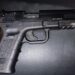 Habría arrojado un arma desde el vehículo en el que se movilizaba