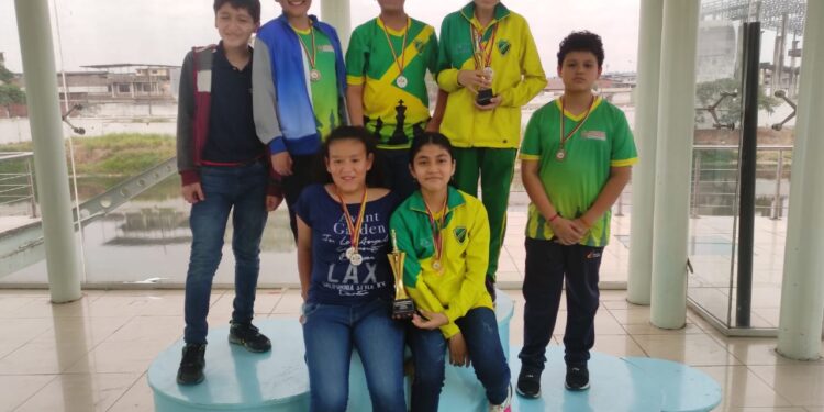 AJEDREZ ORENSE TRAJO 5 MEDALLAS DE QUEVEDO