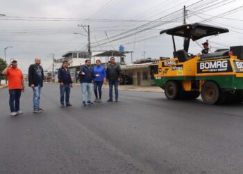Prefectura asfaltó calles laterales al canal tipo malecón de Pasaje