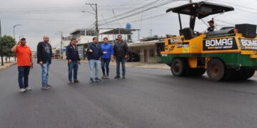 Prefectura asfaltó calles laterales al canal tipo malecón de Pasaje