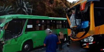15 heridos dejó choque entre buses en la vía al Quinche