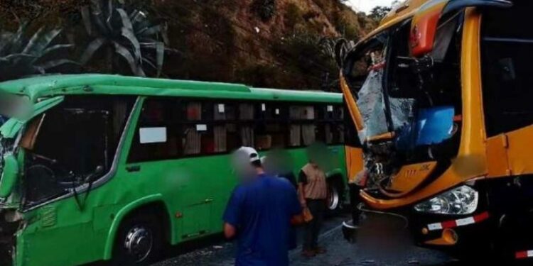 15 heridos dejó choque entre buses en la vía al Quinche