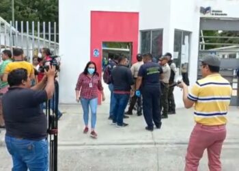 Desmayo de 19 estudiantes alertó a padres de familia