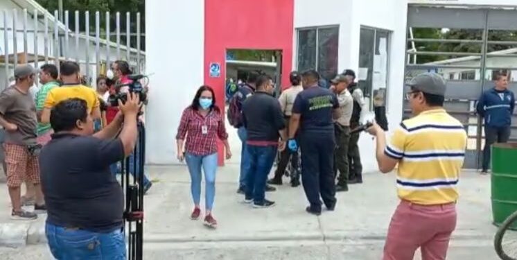 Desmayo de 19 estudiantes alertó a padres de familia