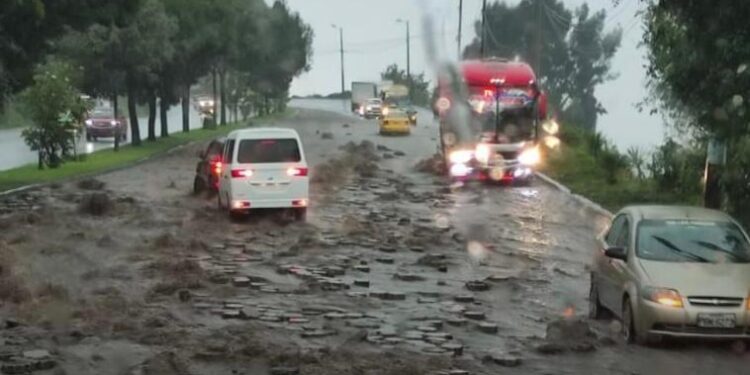 Fuerte precipitación provocó inundaciones en la capital