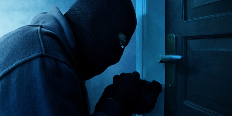 3 mil dólares y joyas se llevaron ladrones de una casa de adulto mayor