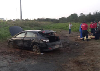 Dos heridos al perder un carro pista en la curva de la muerte