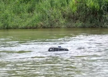 (Video) Vehículo quedó en medio del río La Soga con su conductor atrapado