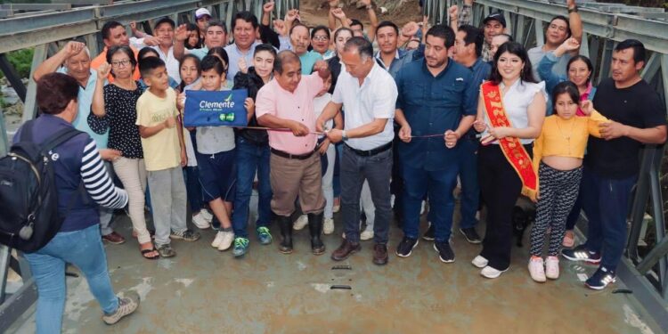 Entregaron Puente Bailey que une las comunidades Playas de Daucay y El Colorado