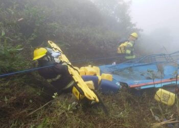 Un fallecido al caer una “Chiva” en un barranco