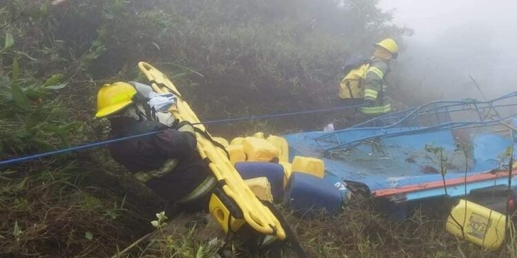 Un fallecido al caer una “Chiva” en un barranco