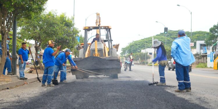 Municipio ejecuta trabajos de asfalto en la Av. Alejandro Castro Benitez