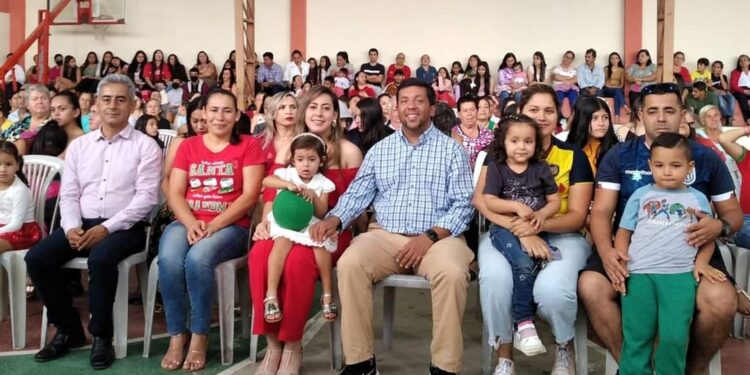 Alcalde de Atahualpa participa de agasajo a centenares de niños del cantón