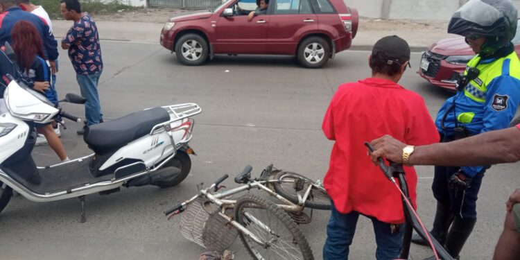 Herida al chocar una moto eléctrica y una bicicleta