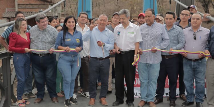 Prefecturas de El Oro y Loja inauguraron reparación de puente sobre río Pindo