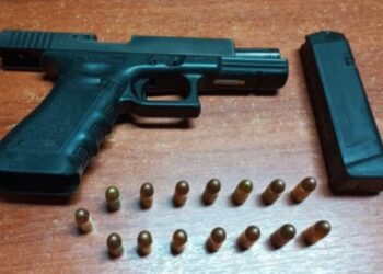 Sujetos viajaban en un carro con un arma de fuego escondida