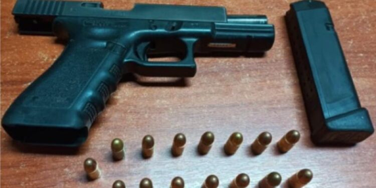 Sujetos viajaban en un carro con un arma de fuego escondida