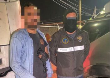 Al marino chileno que fue secuestrado lo llevaron a un hospital porque le cortaron dos dedos