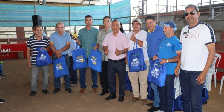 Insumos para desparasitación y plántulas de café entregó la Prefectura en Zaruma