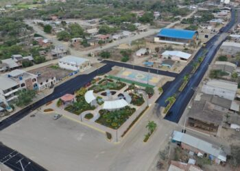 Prefectura asfalta vías de la parroquia Chacras
