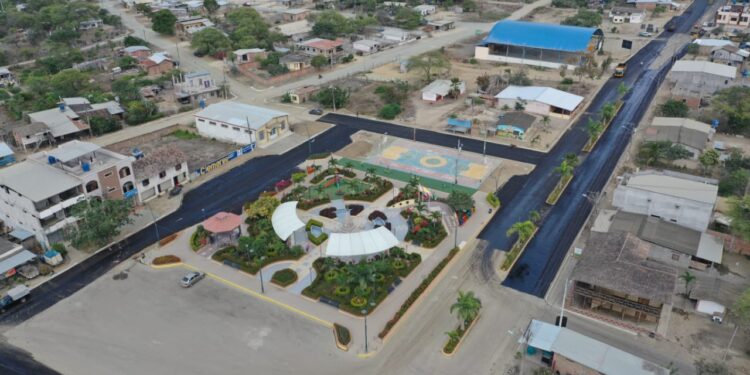 Prefectura asfalta vías de la parroquia Chacras