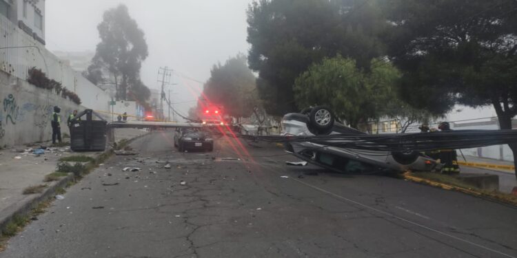 Aparatoso volcamiento bloquea paso en Av. Eloy Alfaro, norte de Quito