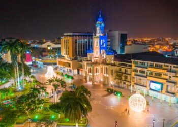 Encendido del árbol más grande del país da inicio a la Navidad en Machala