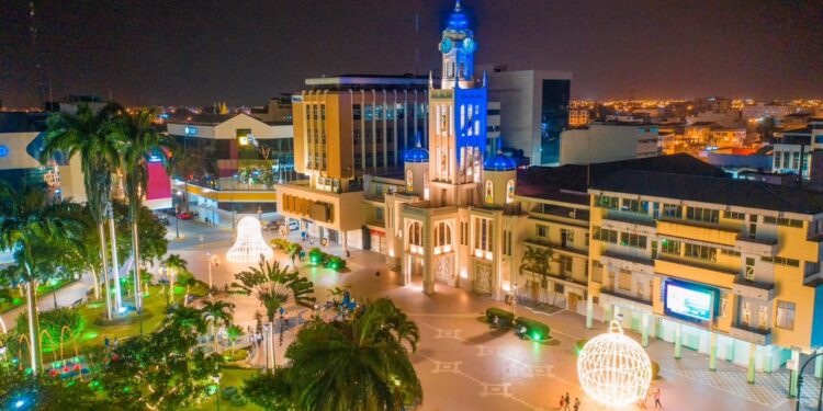 Encendido del árbol más grande del país da inicio a la Navidad en Machala