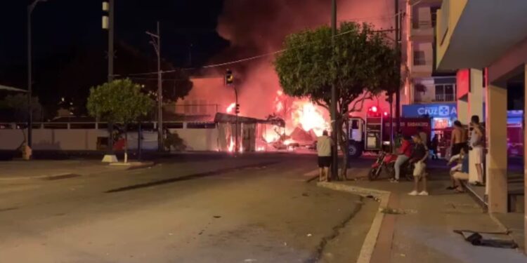 Varios locales del centro de Babahoyo se incendiaron