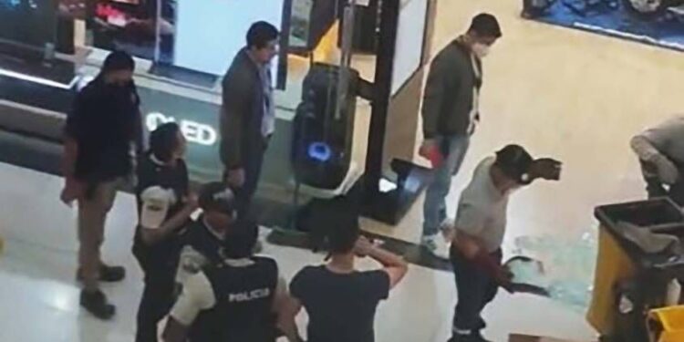Asalto en el centro comercial Mall del Sol causó pánico