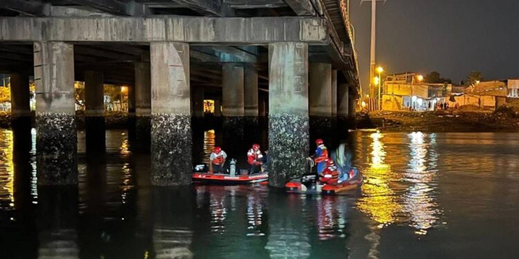 Niña cayó al estero Salado mientras caminaba con su madre por un puente