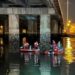 Niña cayó al estero Salado mientras caminaba con su madre por un puente