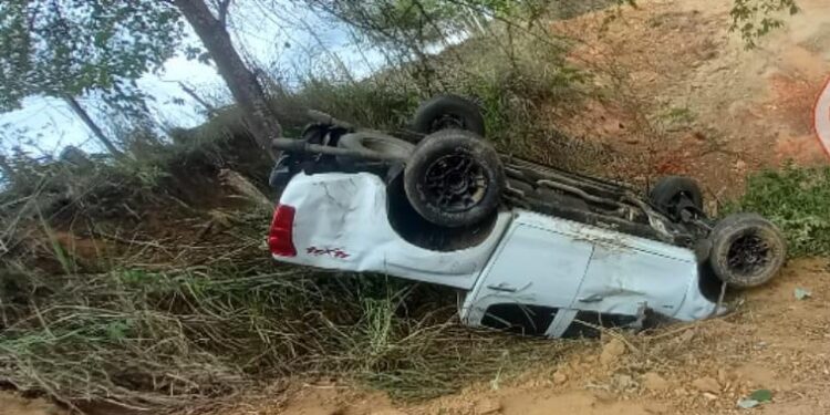 Camioneta cayó a un barranco al perder pista