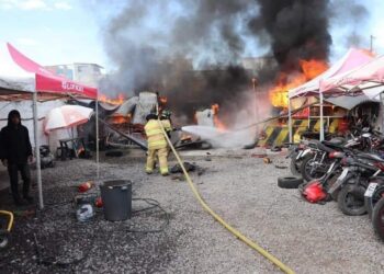 El fuego consumió un taller mecánico en Ibarra