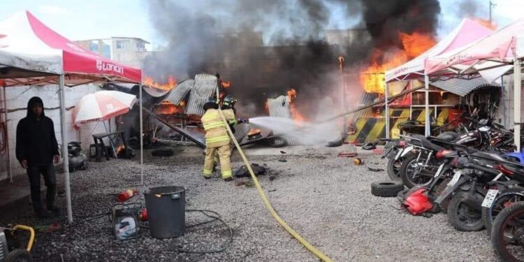 El fuego consumió un taller mecánico en Ibarra