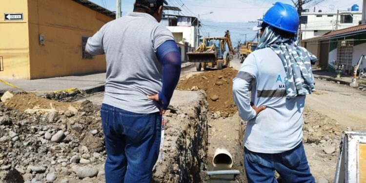 Aguas realizó la sustitución de red principal en la calle Napoleón Mera