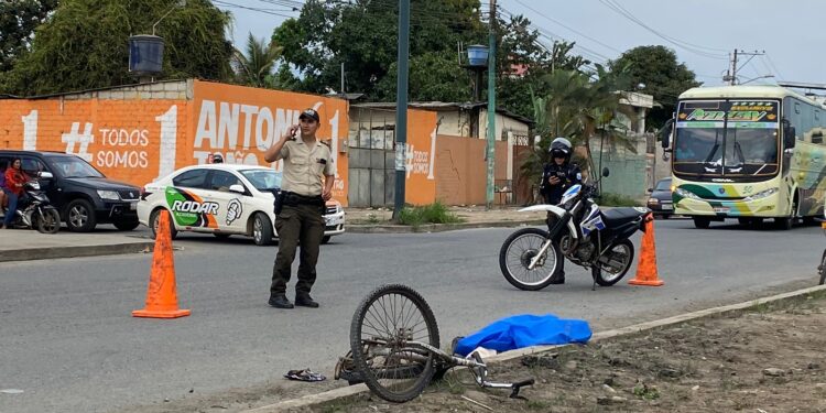 Murió al ser arrollado por una camioneta