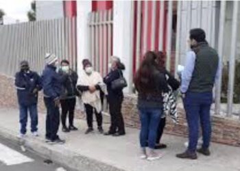 Madre e hijo apuñalan a un hombre en la puerta de su casa