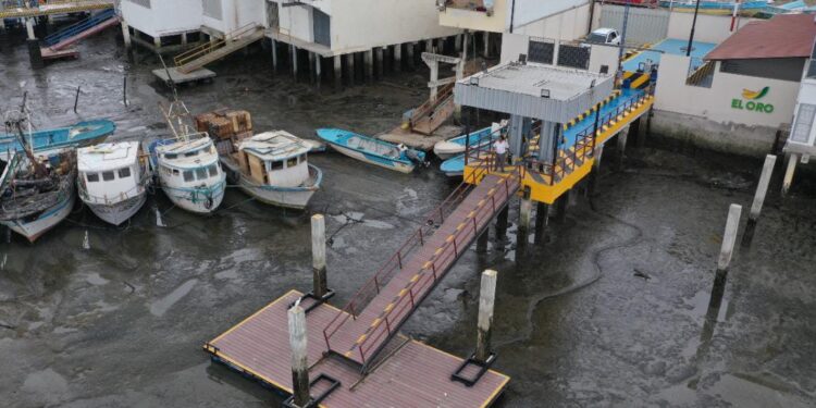 Prefectura entregó gasolinera a pescadores artesanales de Puerto Bolívar