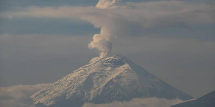 Geofísico sugiere activa vigilancia y prevención tras la reactivación del volcán Cotopaxi
