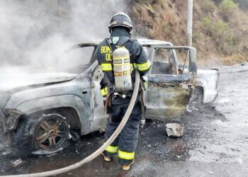 Vehículo se incendió en la Av. Simón Bolívar en Quito