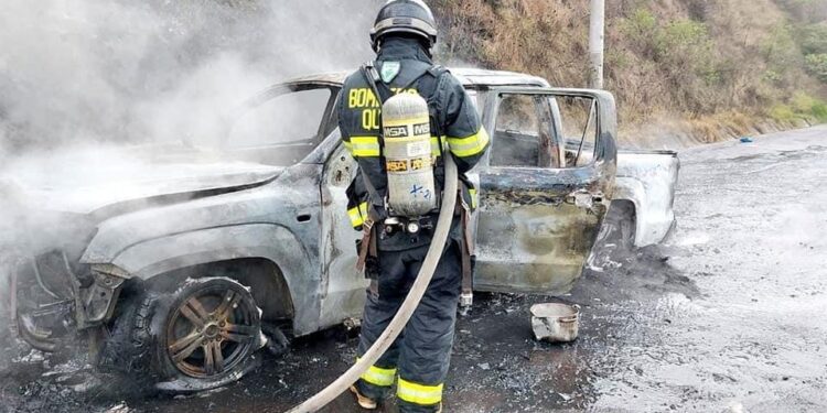 Vehículo se incendió en la Av. Simón Bolívar en Quito