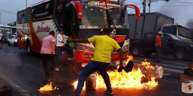 Algunas vías de Guayas amanecieron bloqueadas