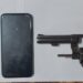 Una pareja en poder de un arma de fuego fue detenida