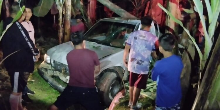 Un fallecido y un herido al chocar una camioneta contra poste