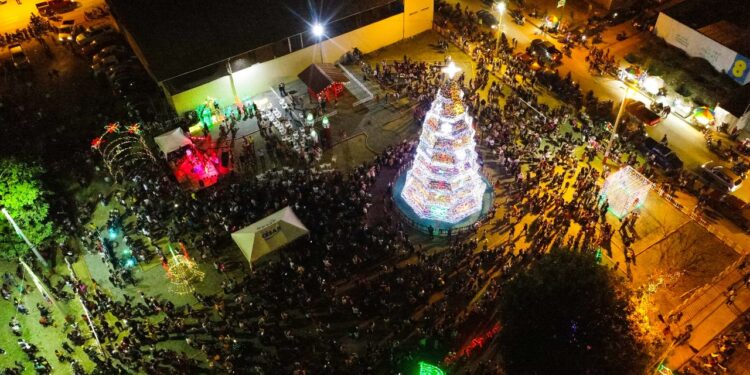 Más de 40 mil personas asistieron al encendido del árbol de Navidad en Machala