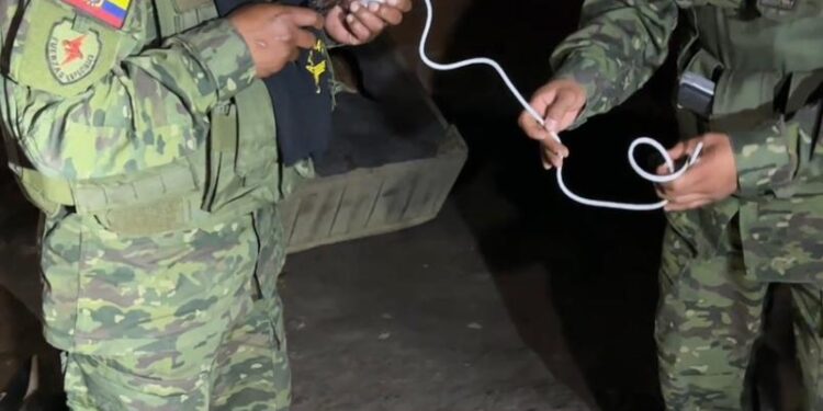 Sujetos abandonaron funda con aparatos explosivos
