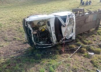 Un vehículo cayó mas de 200 metros por una pendiente