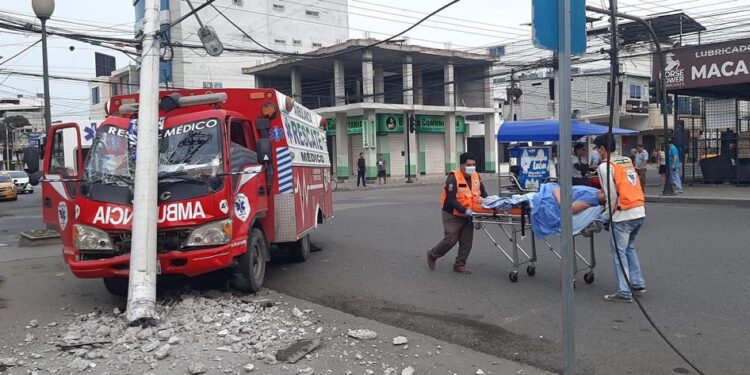Ambulancia se accidentó cuando trasladaba un paciente al HTD