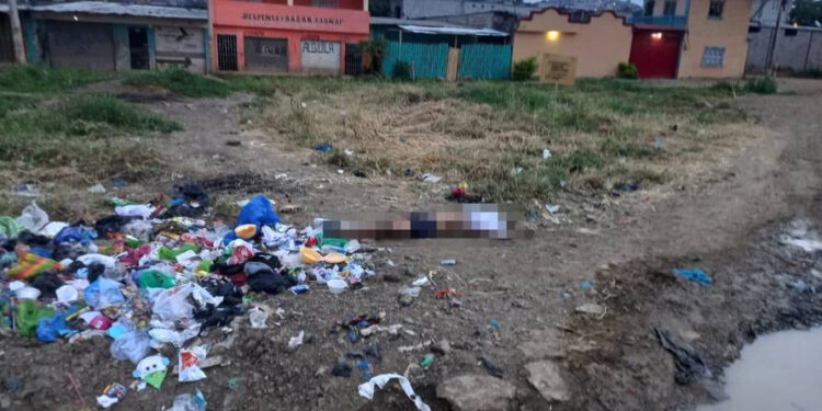 Lo mataron y abandonaron en un basurero